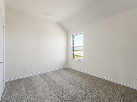 5th image of 752 Thorn Creek Dr