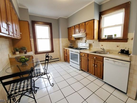 3rd image of 28 Schuyler Ave Floor 2