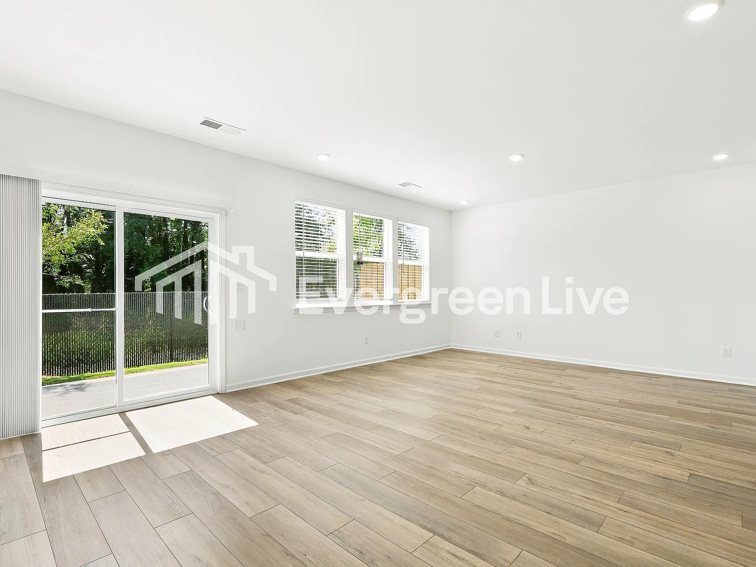 3 bed, 2.5 bath, 1831 sqft, $2,135 — Photo 3