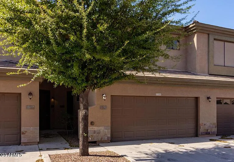 705 W Queen Creek Rd — Photo 2