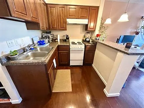 Cute and Cozy 1 Bedroom/1 Bathroom Apartment - Complex is Gated Photo 1
