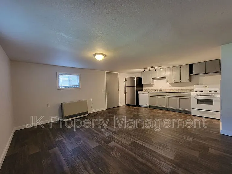 2027 Smelter Ave NE #6 — Photo 2