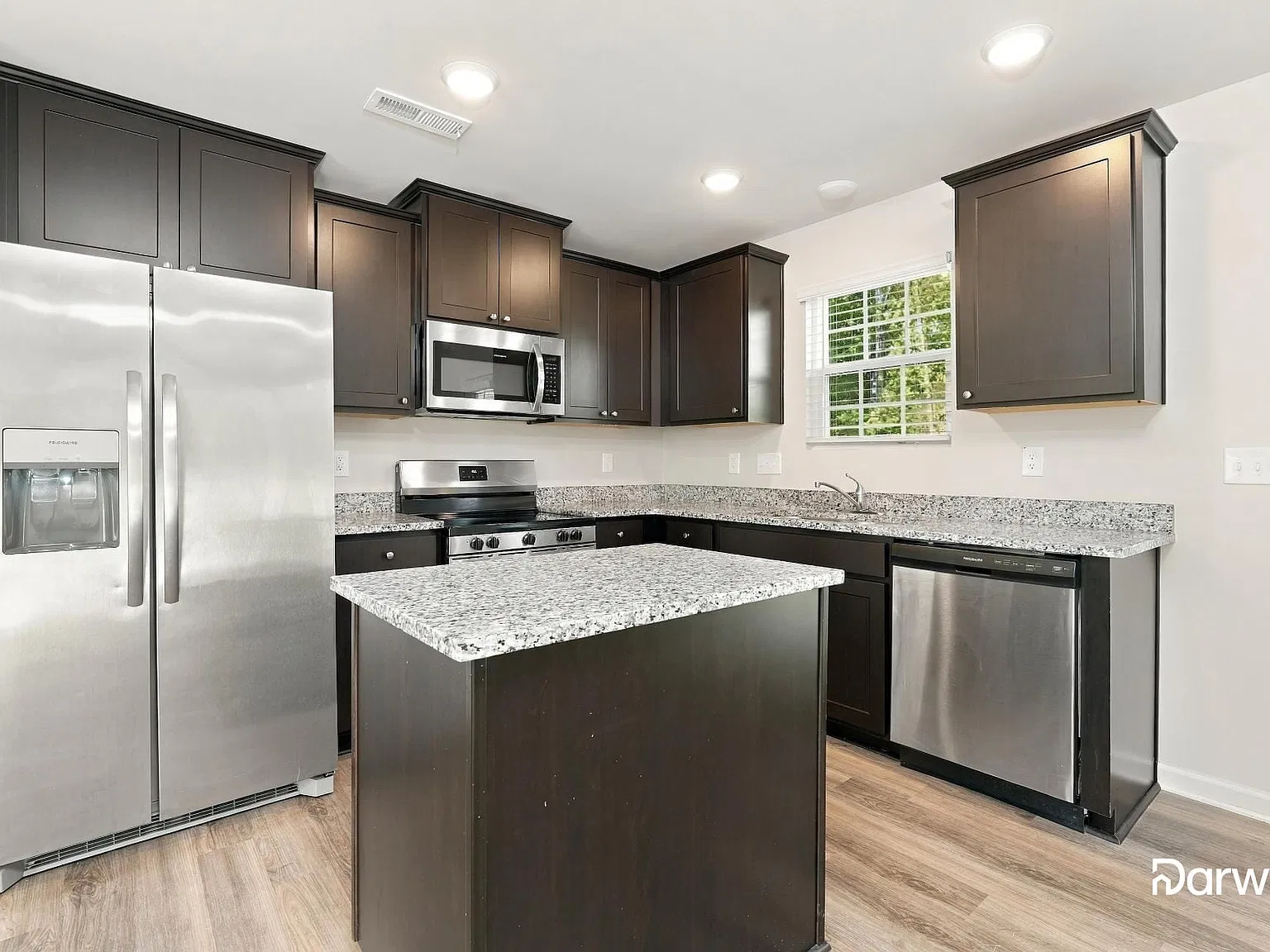3 bed, 2.0 bath, 1166 sqft, $1,715 — Photo 4