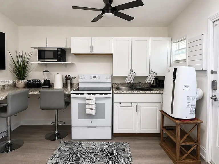 6118 Mayo St #3 — Photo 4