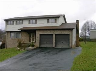 909 Essex Dr, Greensburg, PA 15601