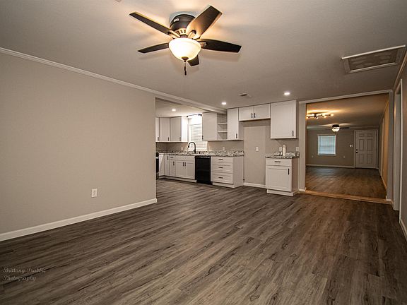 3rd image of 832 Lincoln Dr
