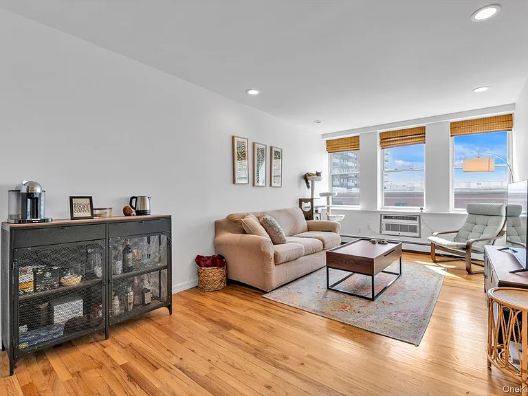 25 W Broadway #207 — Photo 3