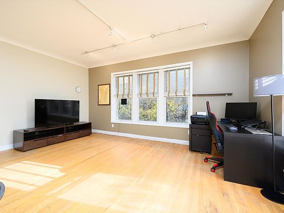 5th image of 1040 W Catalpa Ave APT 2E