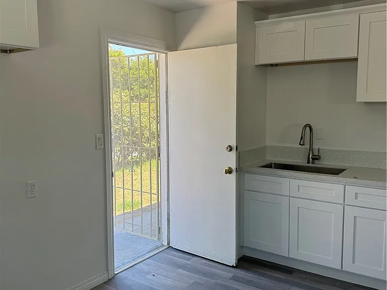 1124 Ramona Ave — Photo 2