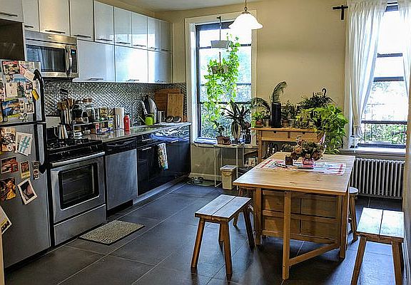 5th image of 322 Bond St APT 2R