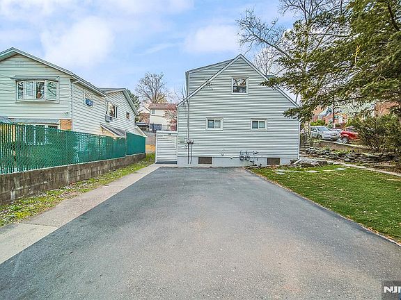 2nd image of 2 Elizabeth St