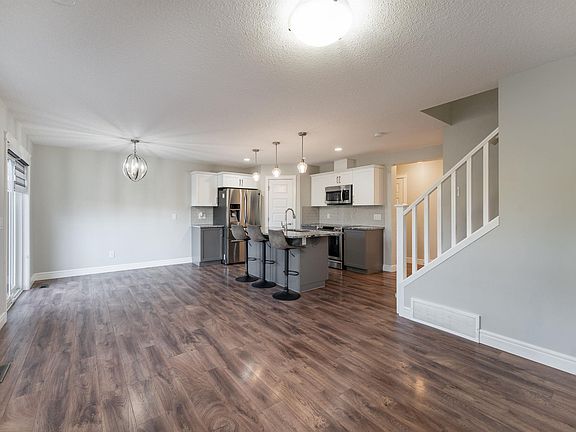 4th image of 3885 Robins Cres NW