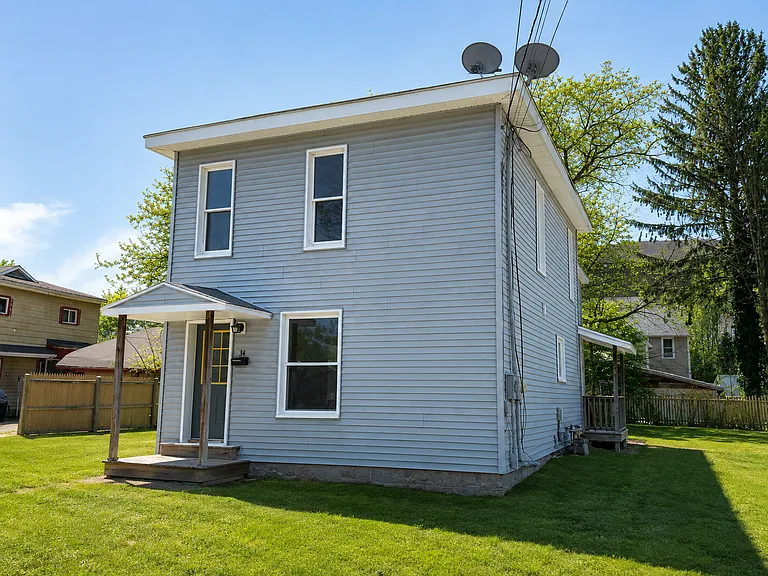 34 Armstrong St — Photo 2