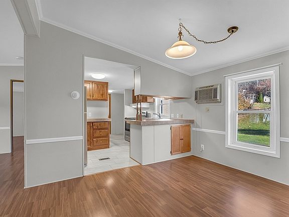 5th image of 83 Rosewood Dr