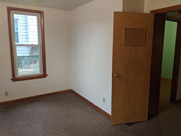 4th image of 25 E Broadway Ave