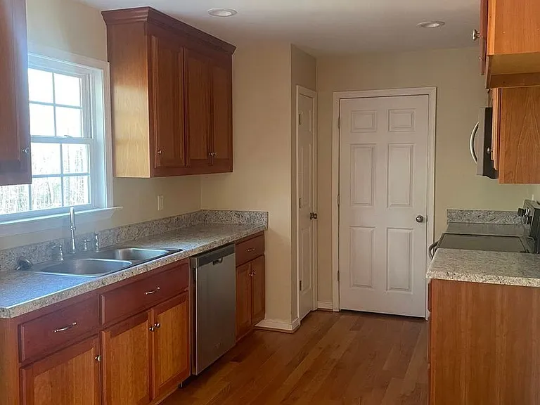 9050 Northwood Dr — Photo 4