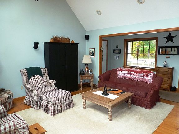 Family Room-Cathedral Ceuiling, Skylights