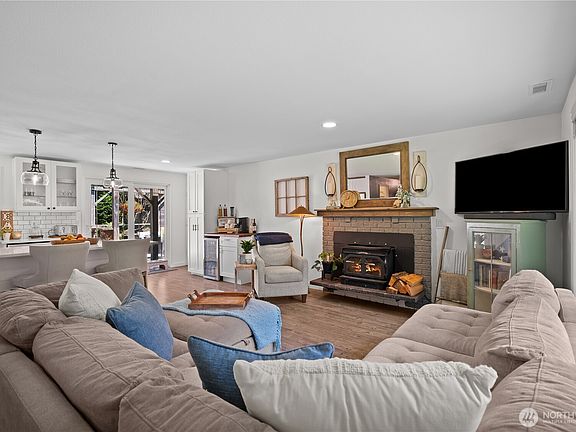 3rd image of 18018 74th Street E