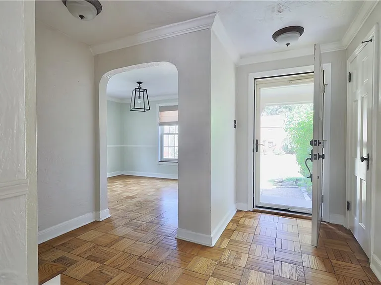 633 Crystal Dr — Photo 5