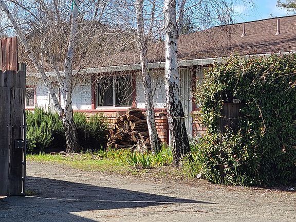 2nd image of 1080 N Oak St