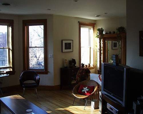 2nd image of 3655 N Claremont Ave