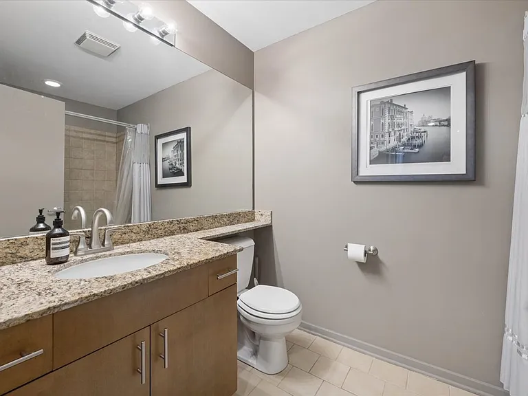 1040 W Adams St #402 — Photo 13