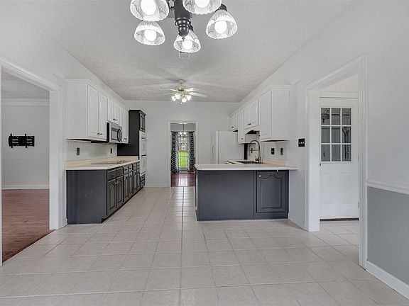 5th image of 50 Silver Leaf Dr
