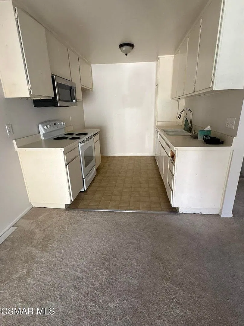 Must-see! This adorable 3-bedroom, 1.5-bathroom multi-level unit — Photo 3