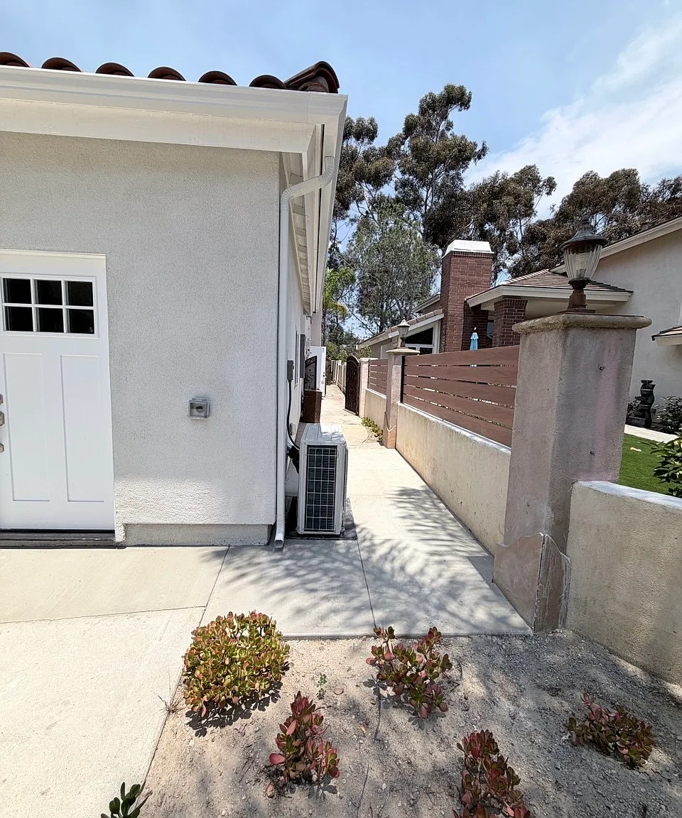 1 bed, 425 sqft, $2,299 — Photo 1