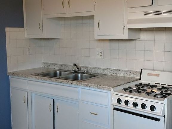 2nd image of 208 Lakeshore Dr APT 8