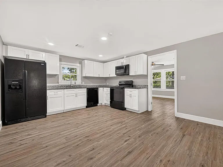 1213 Allen St — Photo 12