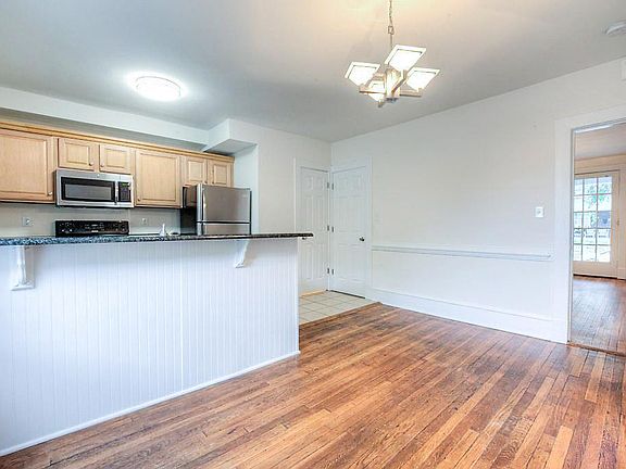 4th image of 2612 Grayland Ave