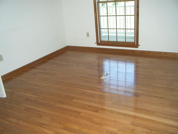 4th image of 41125 Glenwood Ln