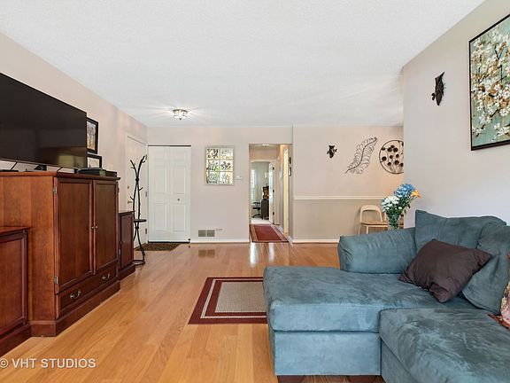 4th image of 44 W Fern Ct Unit 122B