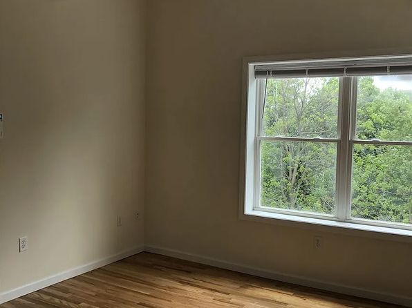 60 High St #2A, Bristol, CT 06010