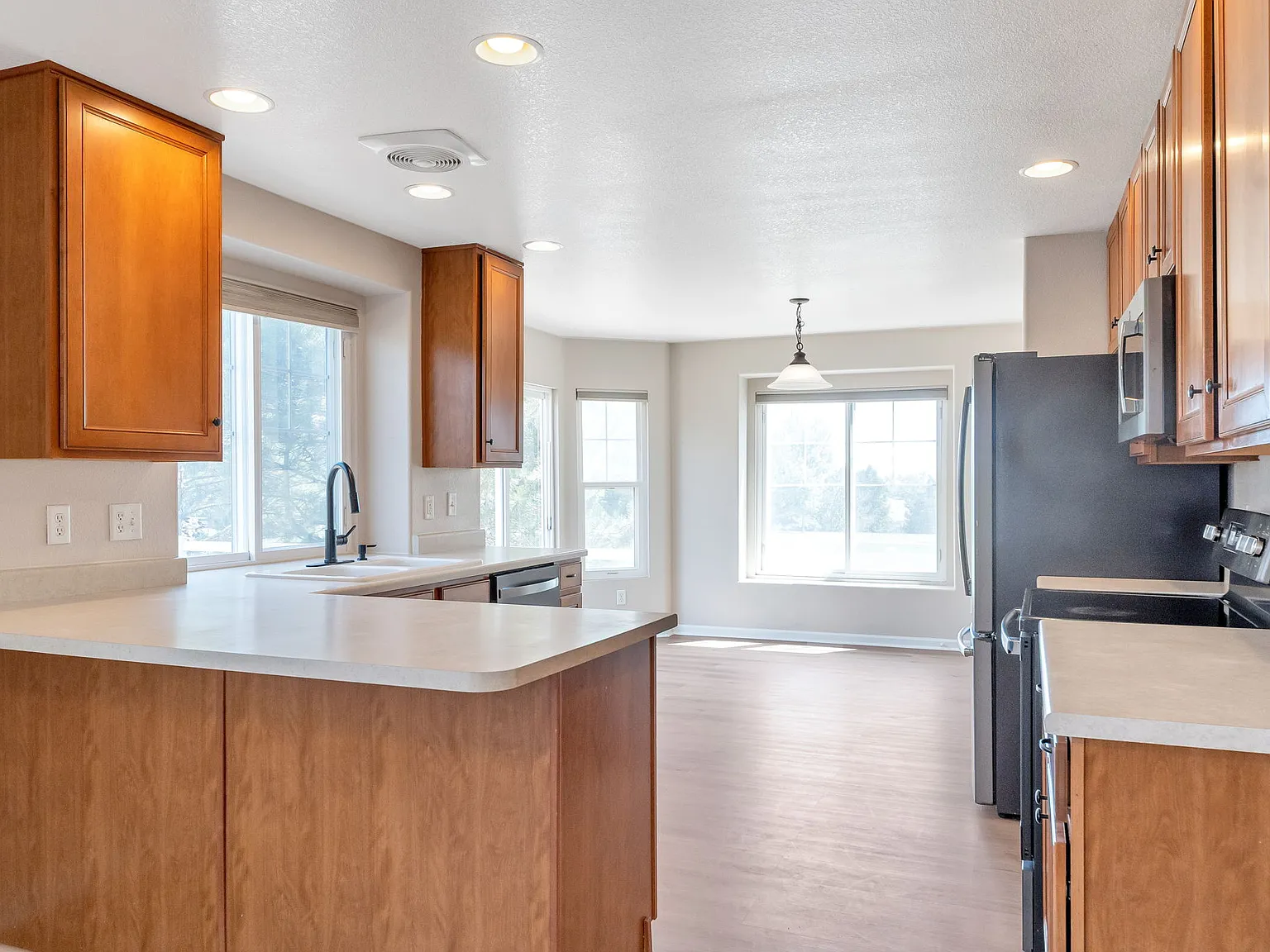 4 bed, 2.5 bath, 2070 sqft, $3,350 — Photo 3