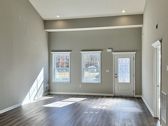 4th image of 121 Blue Bird Ln