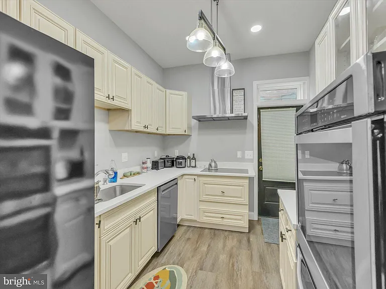 555 Presstman St — Photo 12