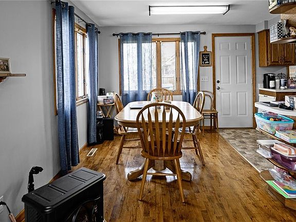 4th image of 141 E 7th St