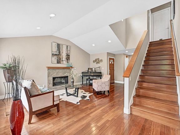 3rd image of 3327 Oak Knoll Dr