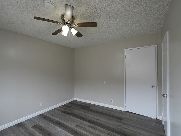 457 W Sepulveda St — Photo 26
