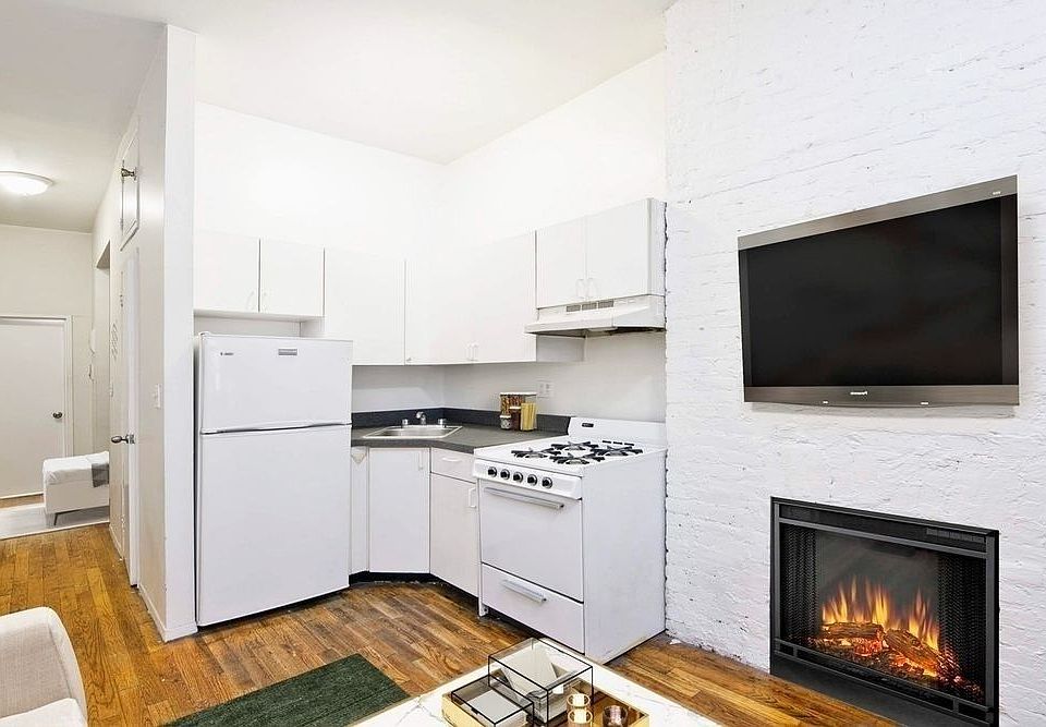 2nd image of 350 W 47th St APT 1B