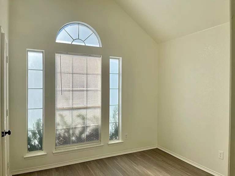 517 Meadowcrest Dr — Photo 6