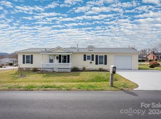 130 Riverwind Dr, Hendersonville, NC 28739