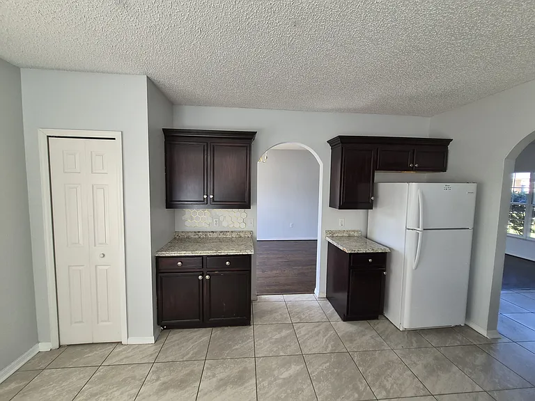 712 Parrot Ct — Photo 13