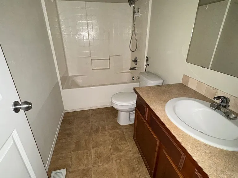 412 NE Miramar Cir — Photo 13