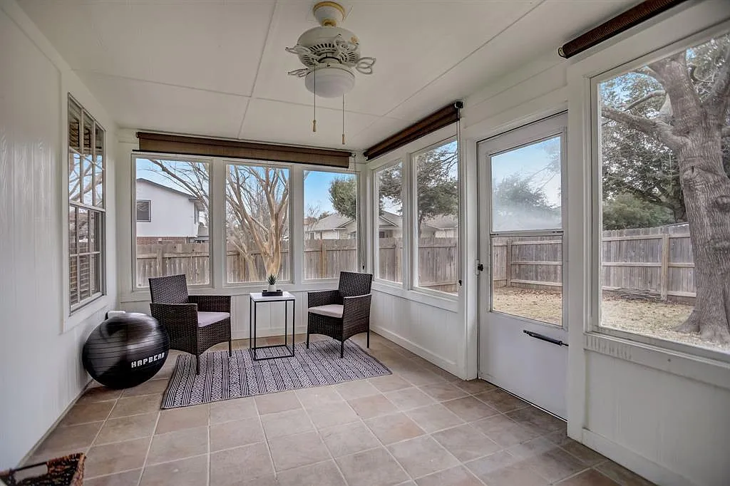 3 bed, 2.0 bath, 1465 sqft, $2,100 — Photo 4
