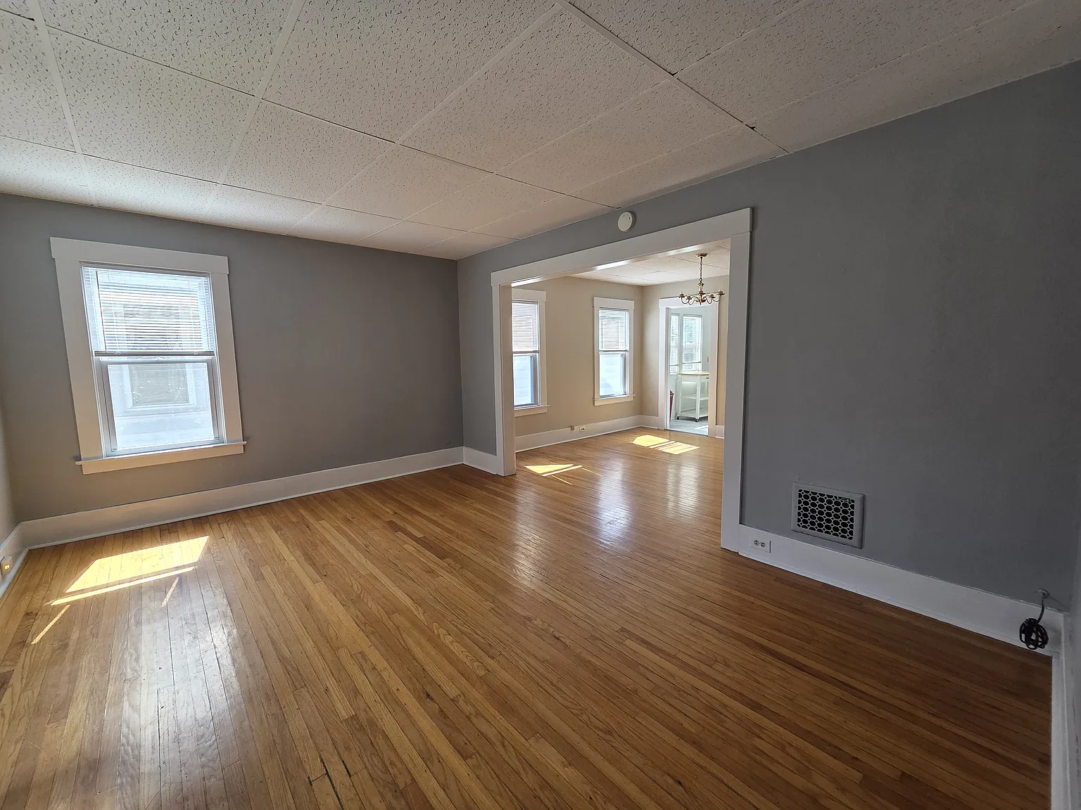 2 bed, 1050 sqft, $1,600 — Photo 2