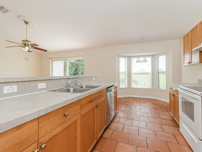 1001 Gary Dr — Photo 9