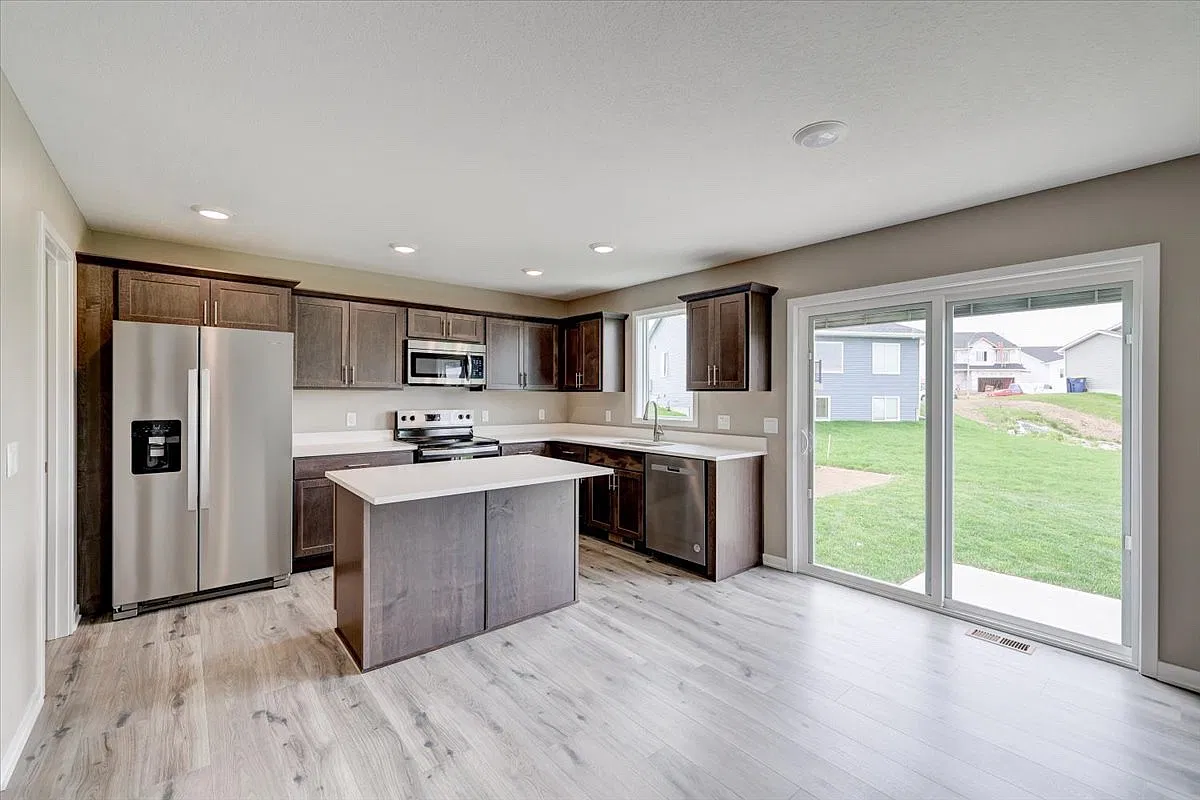 4 bed, 2.5 bath, 1672 sqft, $2,100 — Photo 4